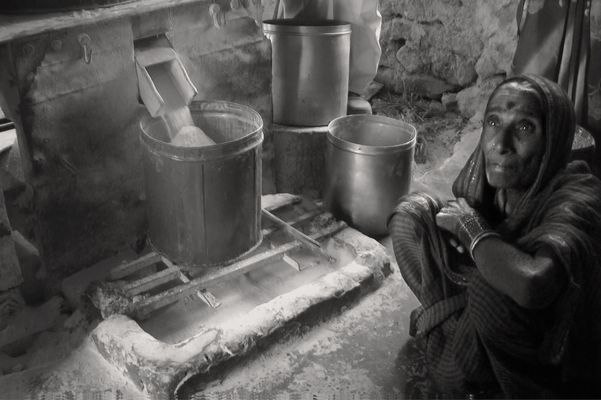 Christoph Radke, India, Latur, eine ältere Frau in einer kleinen Mühle, 2011